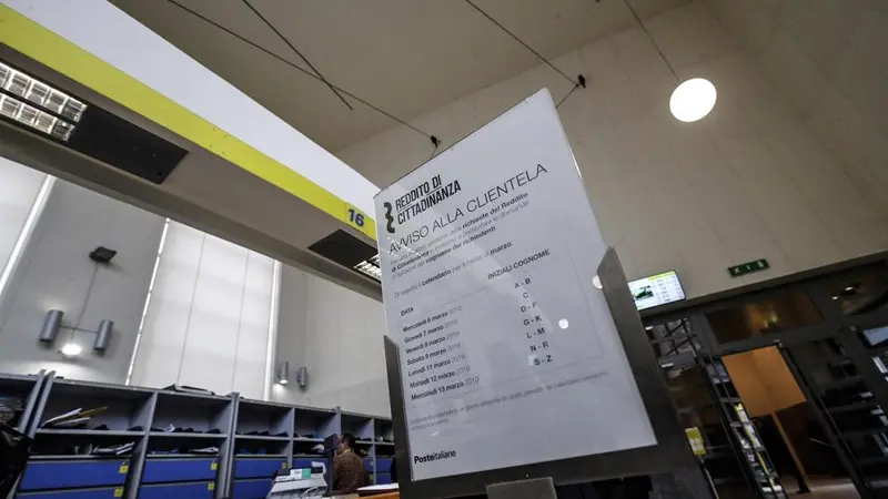 Un cartello informativo di Poste Italiane relativo al reddito di cittadinanza - Foto Ansa/Giuseppe Lami