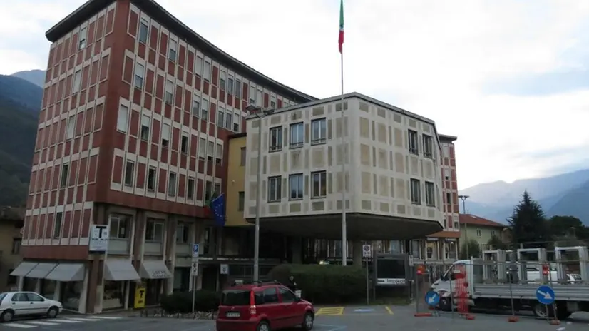 Il palazzo degli uffici dell’Unione dei Comuni degli antichi borghi a Breno  © www.giornaledibrescia.it