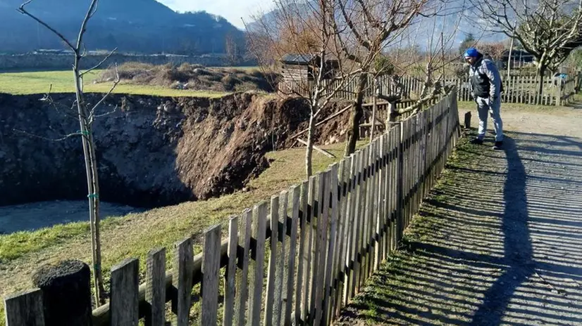 Il grande buco apertosi nel terreno a Esine - Foto © www.giornaledibrescia.it