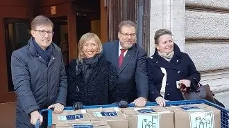 Verso l’aula. Le firme entrano alla Camera dei deputati