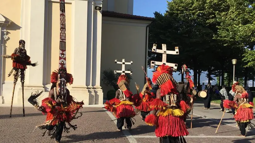 Maschere coloratissime per la danza tradizionale © www.giornaledibrescia.it