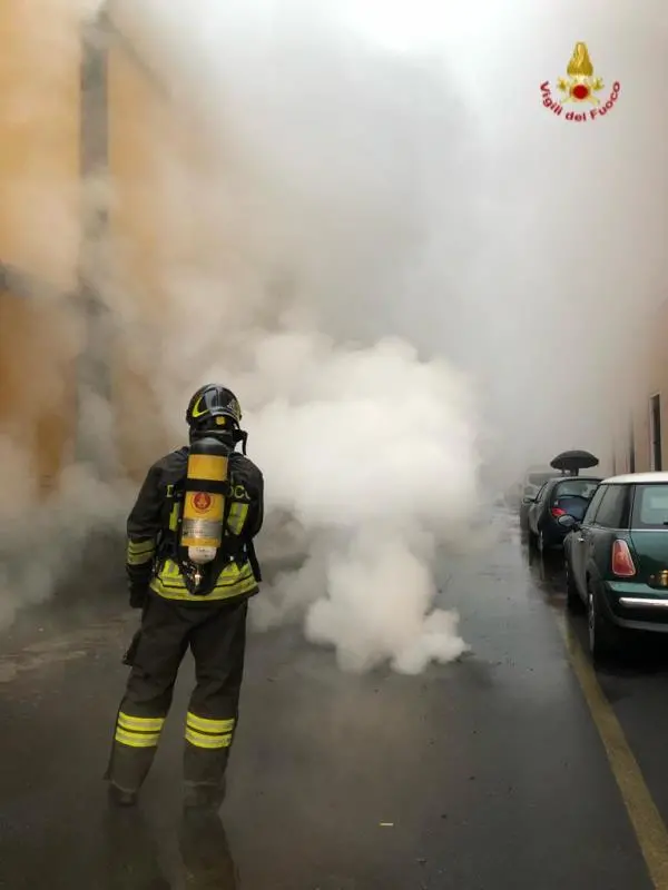 Vigile del fuoco durante un intervento  © www.giornaledibrescia.it