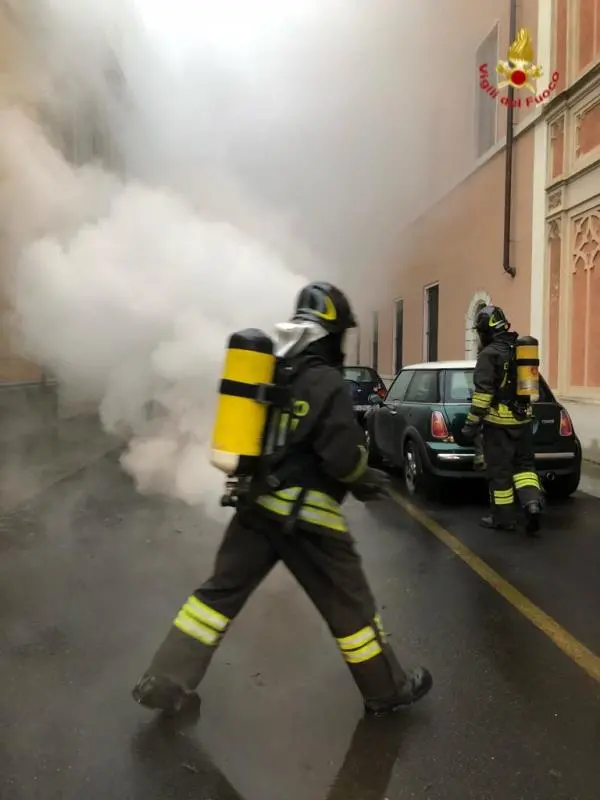 Incendio auto, anzi rottura di un tubo: il caso di via Bronzetti