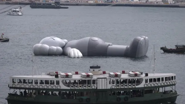 L'incredibile installazione galleggiante a Hong Kong