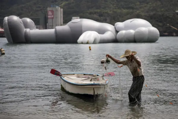 L'incredibile installazione galleggiante a Hong Kong