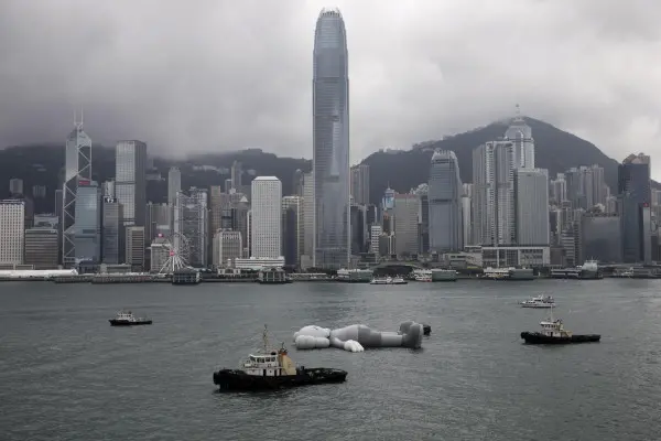 L'incredibile installazione galleggiante a Hong Kong