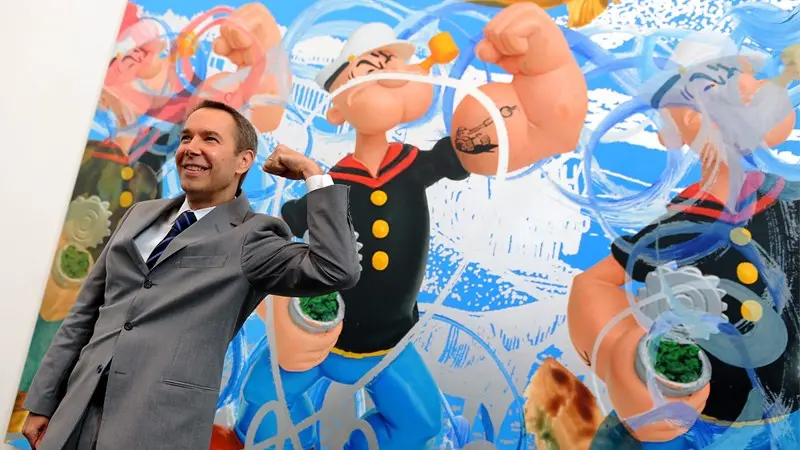 Jeff Koons con l'opera dedicata a Braccio di Ferro - Foto Ansa/Ap Andy Rain