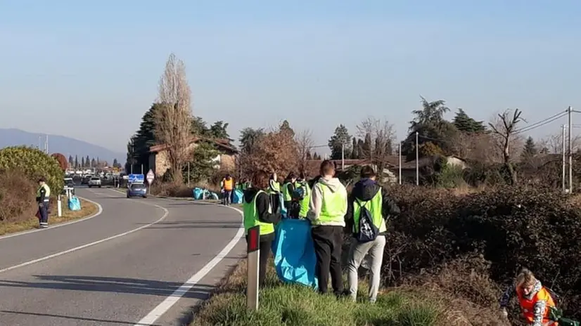 Applausi. I ragazzi all’opera sono stati applauditi dai passanti © www.giornaledibrescia.it