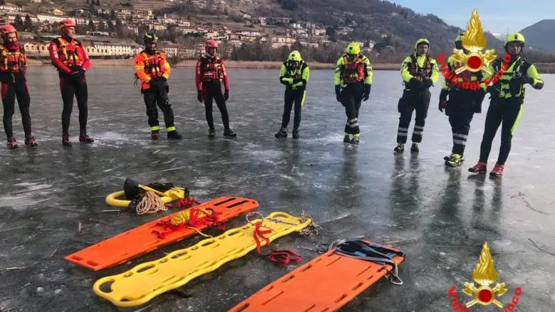 Vigili del fuoco tra ghiaccio e neve: soccorso sul lago ghiacciato