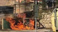 Uno dei cassonetti andati a fuoco a Nave - Foto © www.giornaledibrescia.it