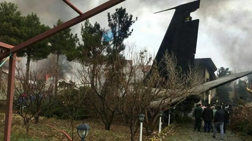 L'aereo schiantatosi in Iran - Foto Twitter/Persia Digest