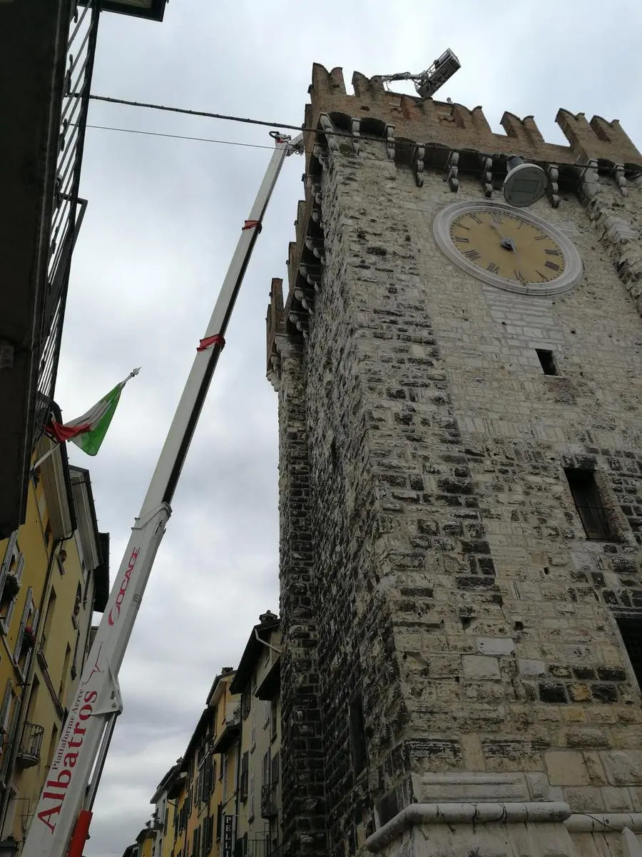 Intervento alla Pallata, sostituita la banderuola segnavento - © www.giornaledibrescia.it