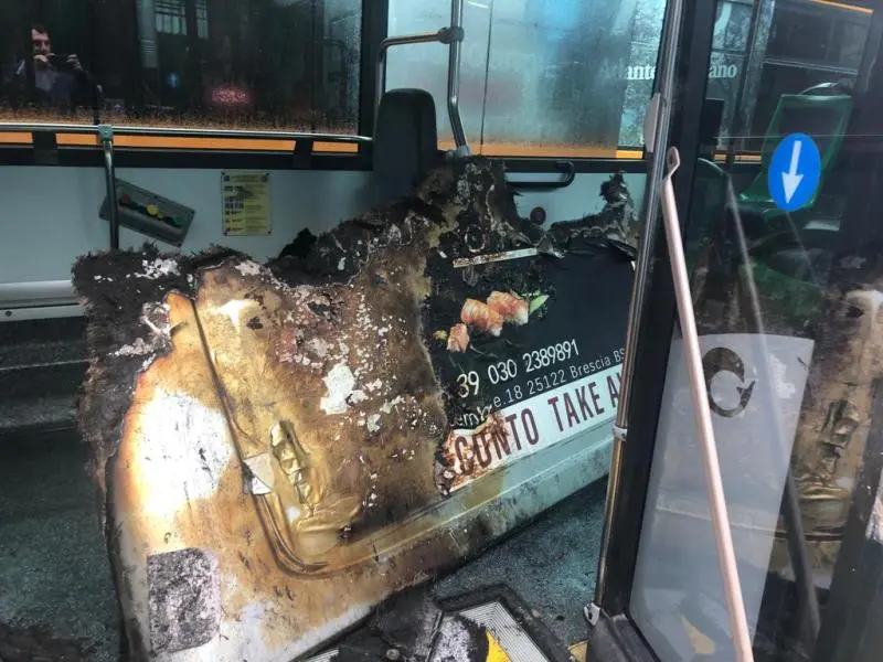 Il bus di Brescia Trasporti danneggiato dalle fiamme - © www.giornaledibrescia.it