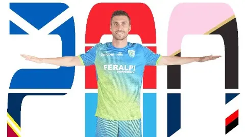 La foto della FeralpiSalò per i 200 gol in campionato tra i professionisti di Caracciolo