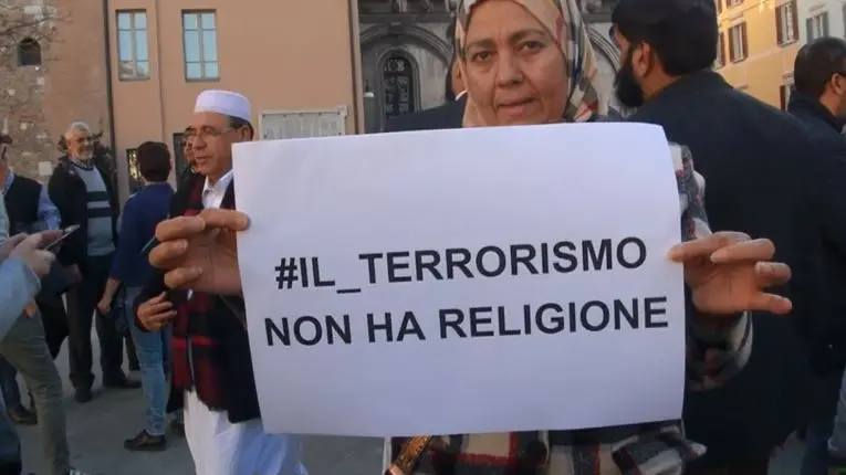La manifestazione dei musulmani bresciani in piazza Rovetta