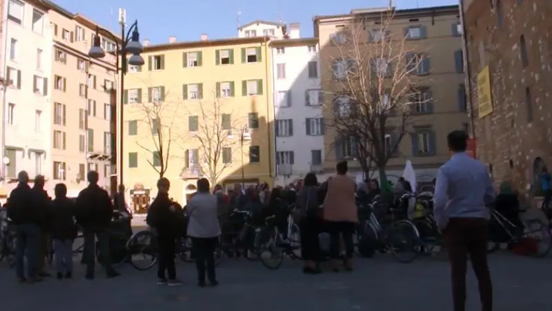 La manifestazione dei musulmani bresciani in piazza Rovetta