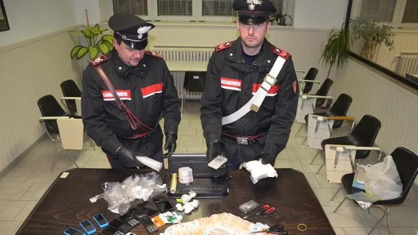 La droga e i telefoni recuperati dai carabinieri