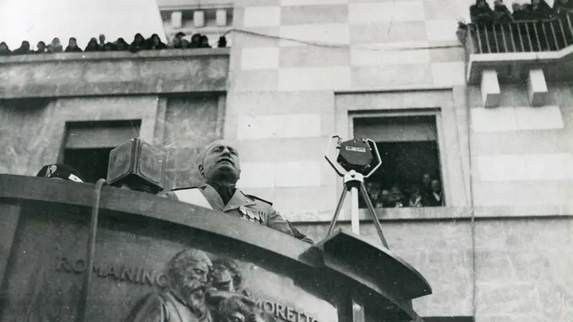 Mussolini in piazza Vittoria a Brescia, uno dei comuni che concessero la cittadinanza onoraria - © www.giornaledibrescia.it