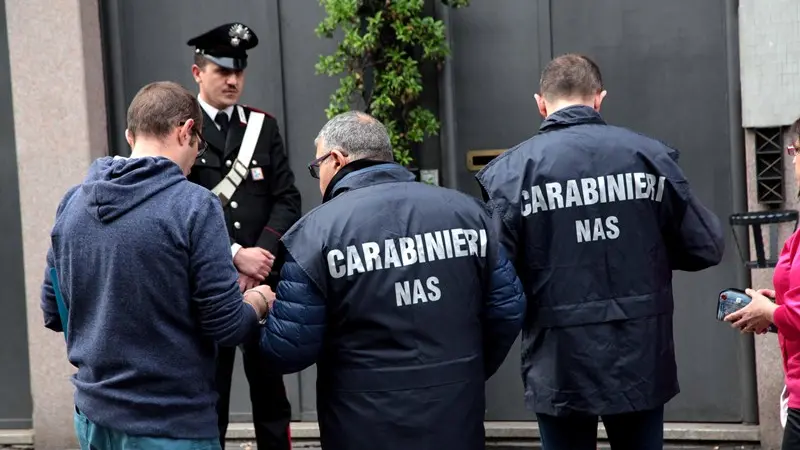 Carabinieri dei Nas durante i controlli Foto Ansa © www.giornaledibrescia.it