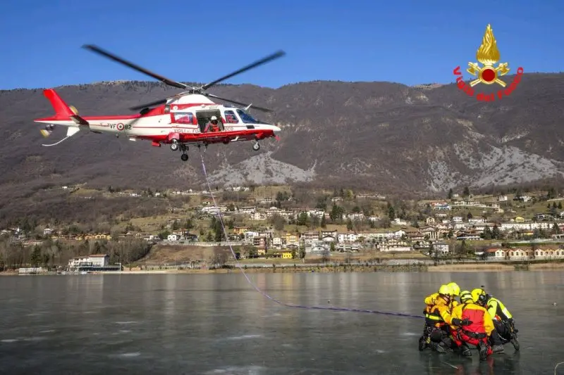 Vigili del fuoco tra ghiaccio e neve: arriva l'elicottero Drago 82