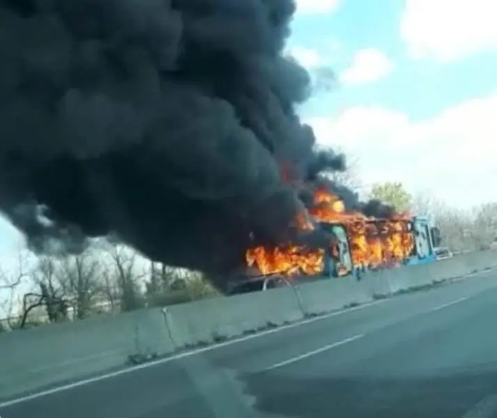 Il bus in fiamme - Foto Marco Cella su Facebook