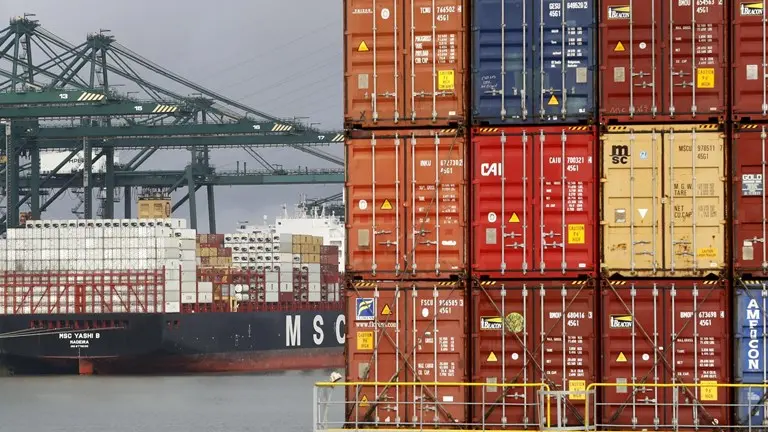 Container in un porto - Foto Ansa/Ap Olivier Hoslet