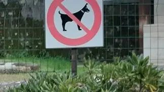 Non si passa: uno dei cartelli di divieto che compaiono a Gargnano - Foto © www.giornaledibrescia.it