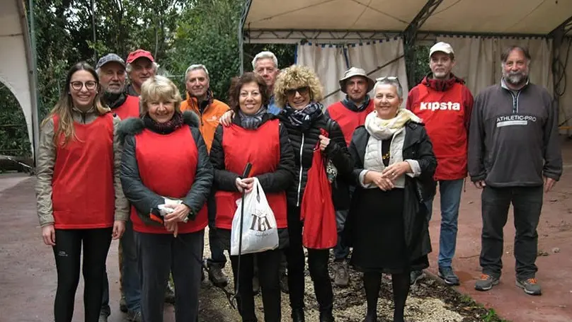 I volontari che hanno ripulito il litorale di Toscolano Maderno - Foto © www.giornaledibrescia.it