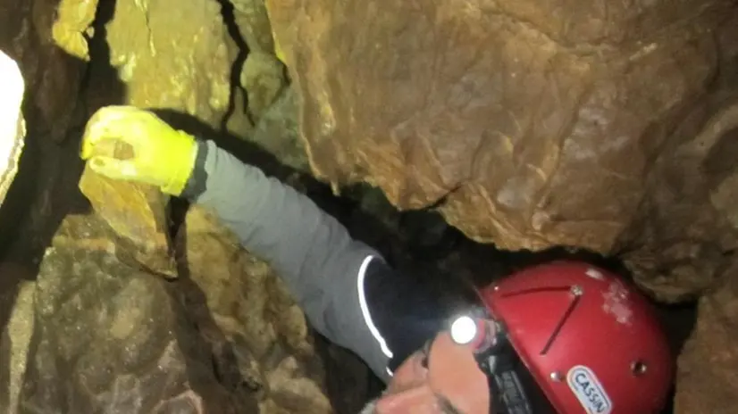 Il prof. Petruzziello durante una sua perlustrazione in grotta - Foto © www.giornaledibrescia.it