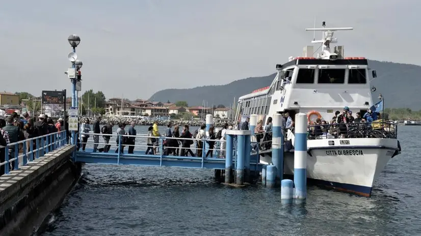 Turisti in partenza per Montisola