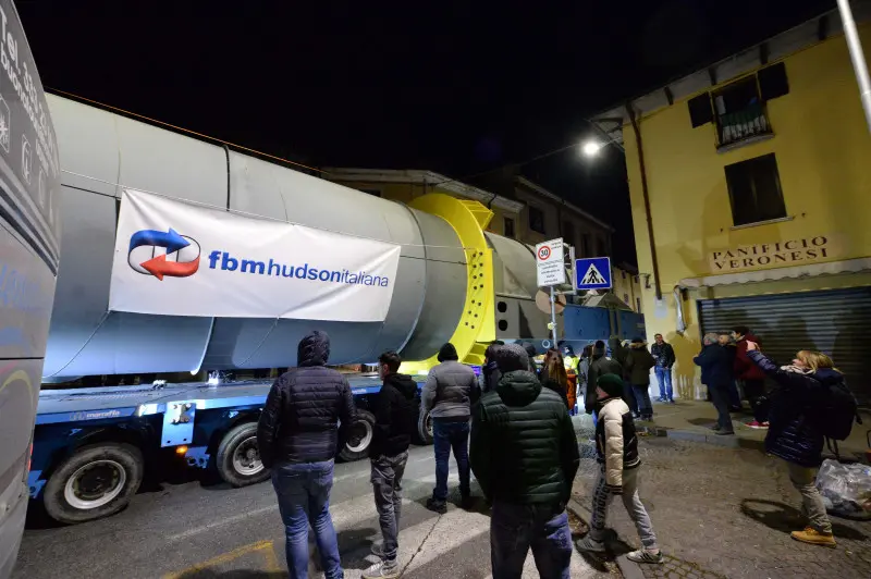 Pontevico, il mega tir attraversa il paese