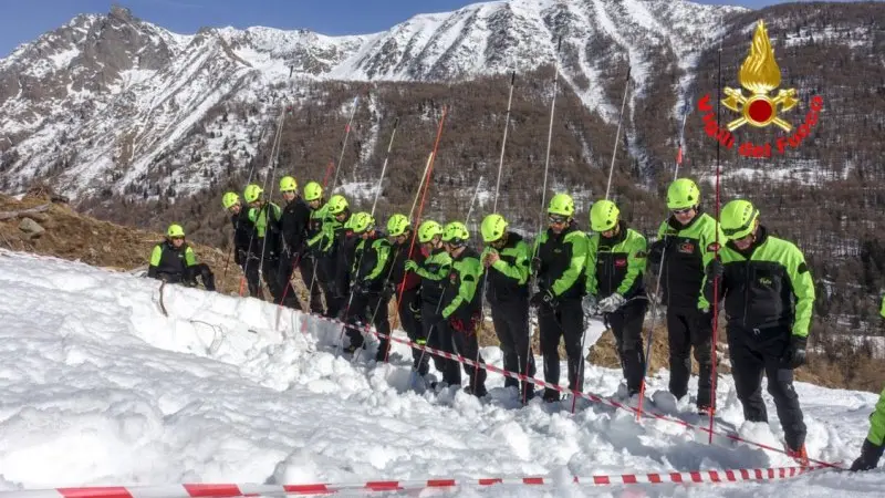 Vigili del Fuoco delle unità Saf in addestramento per la ricerca in valanga - © www.giornaledibrescia.it