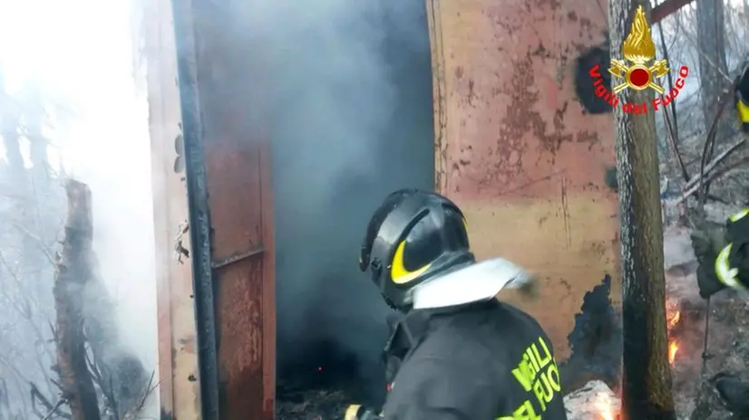 Capanno in fiamme a Prestine
