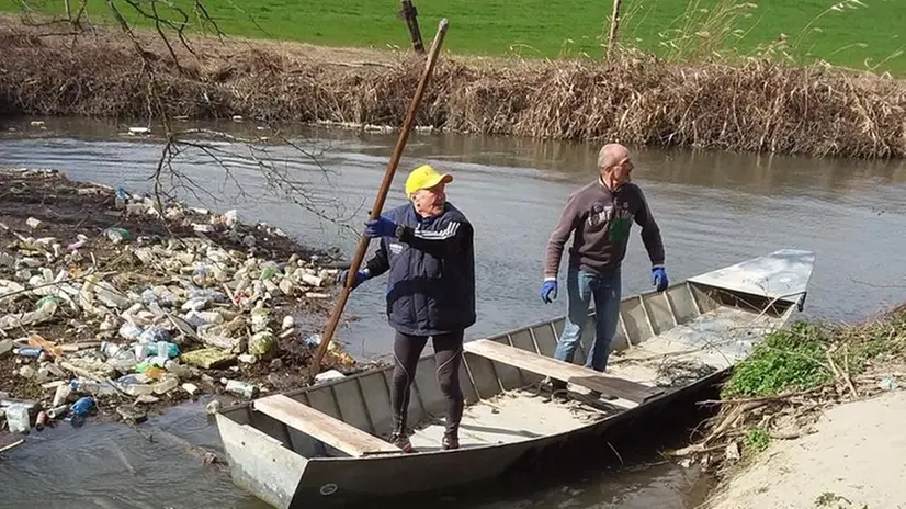 Volontari al lavoro per raccogliere i rifiuti al Parco delle Vincellate