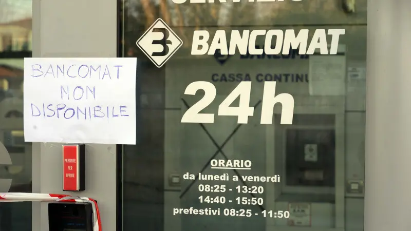 Salta in aria il bancomat, ladri esperti via con i contanti