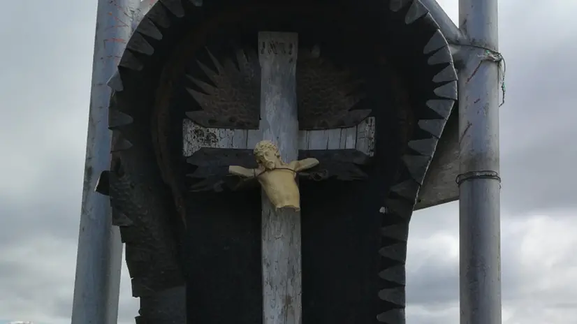 Il crocifisso distrutto sul Monte Ario - Foto © www.giornaledibrescia.it