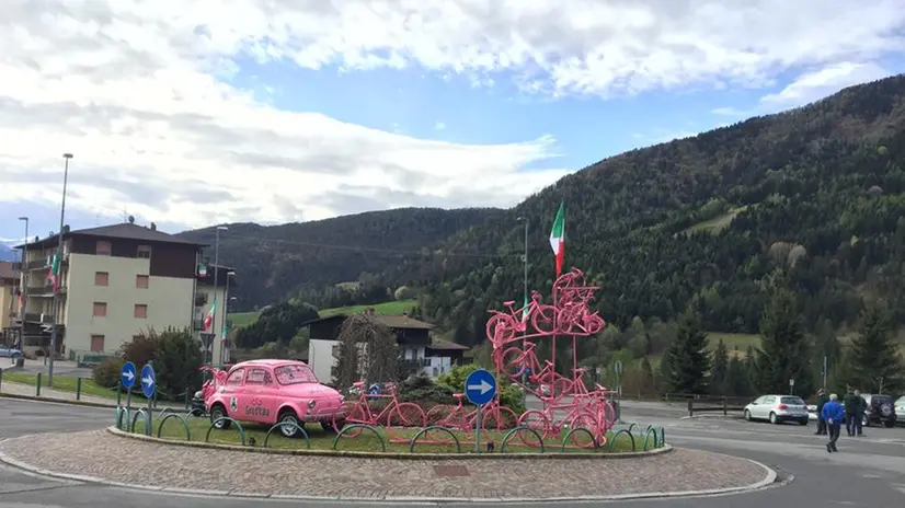 Una rotonda allestita in rosa per il Giro d'Italia - Foto © www.giornaledibrescia.it