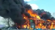 Il bus in fiamme - Foto Marco Cella su Facebook