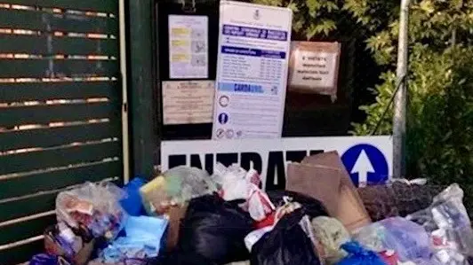 Rifiuti abbandonati a Desenzano - Foto © www.giornaledibrescia.it