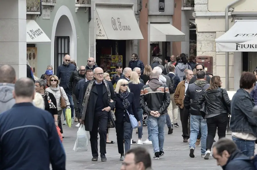 Gente e traffico a Desenzano