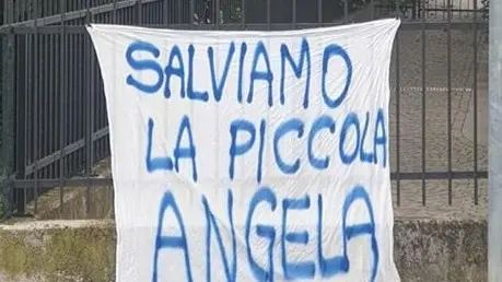 Uno degli striscioni comparsi nel paese della bambina - Foto © www.giornaledibrescia.it