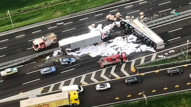 Camion perde il carico in A4