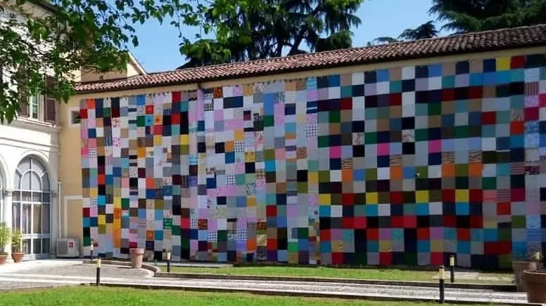Manerbio, la parete di patchwork realizzata nel 2018 © www.giornaledibrescia.it