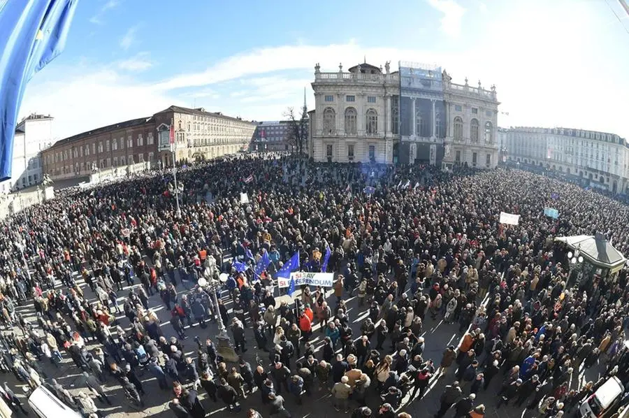 I manifestanti in piazza San Carlo a Torino