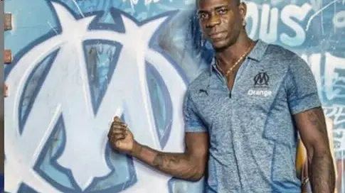 Mario Balotelli posa davanti allo stemma del Marsiglia -  Foto © www.giornaledibrescia.it