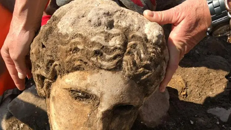 La testa di statua ritrovata a Roma - Foto Andrew Medichini per Ansa/AP