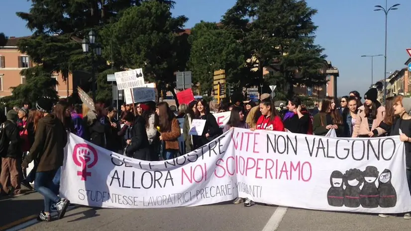Studenti bresciani in piazza per l'8 marzo -  Foto © www.giornaledibrescia.it