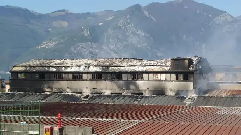 Feltri Marone, capannone bruciato e linea ferroviaria chiusa