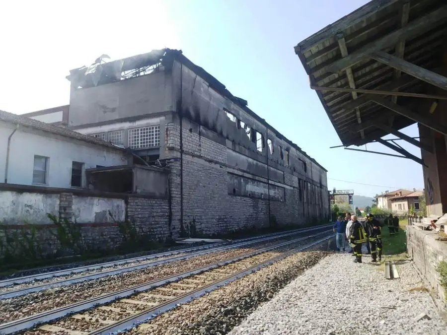 Feltri Marone, capannone bruciato e linea ferroviaria chiusa
