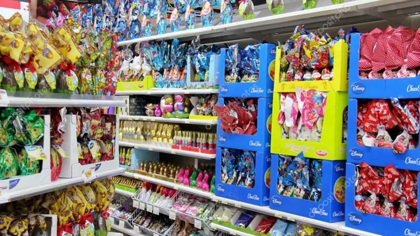 Uova di Pasqua sugli scaffali del supermercato